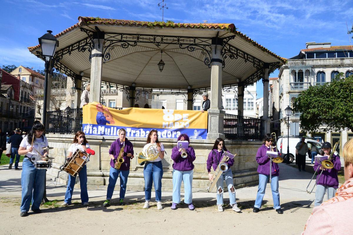 Centenares de personas se manifiestan por el Día de la Mujer Trabajadora en Cangas