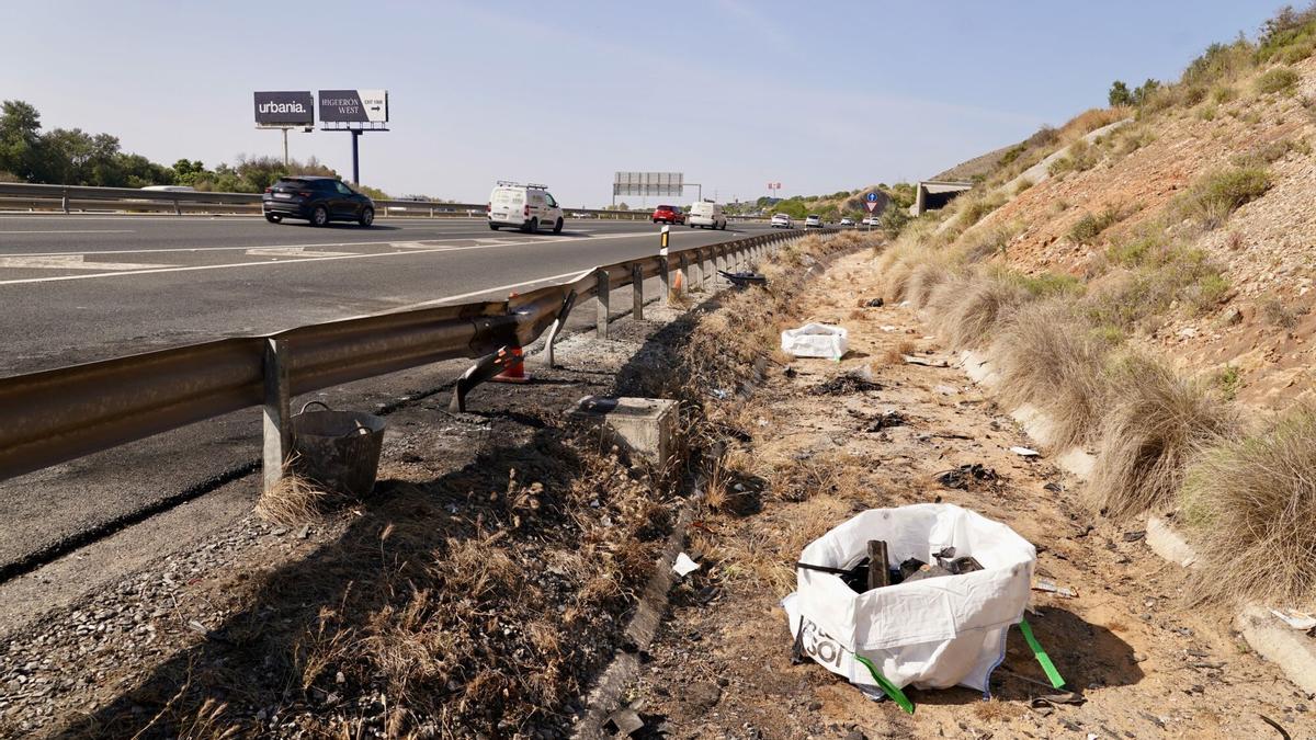 La zona del accidente ocurrido esta madrugada donde unos ladrones se han estrellado con un policía de frente, falleciendo en el acto