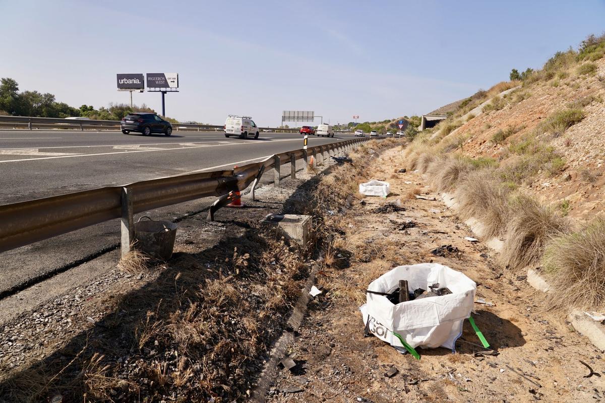 Dos guardias civiles de tráfico, inspeccionan la zona del accidente ocurrido esta madrugada donde unos ladrones se han estrellado con un policía de frente, falleciendo en el acto
