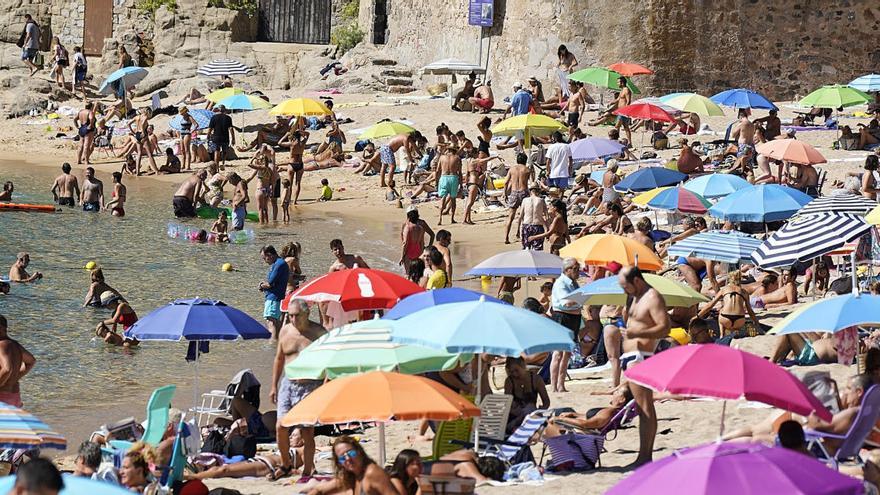 La platja de Llafranc, ahir, plena de banyistes