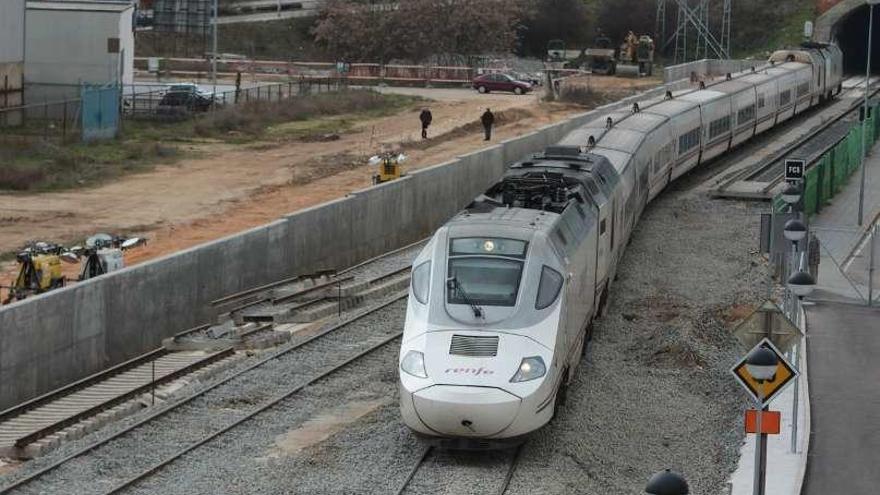 El Alvia de Galicia a Madrid sale del túnel del Bolón