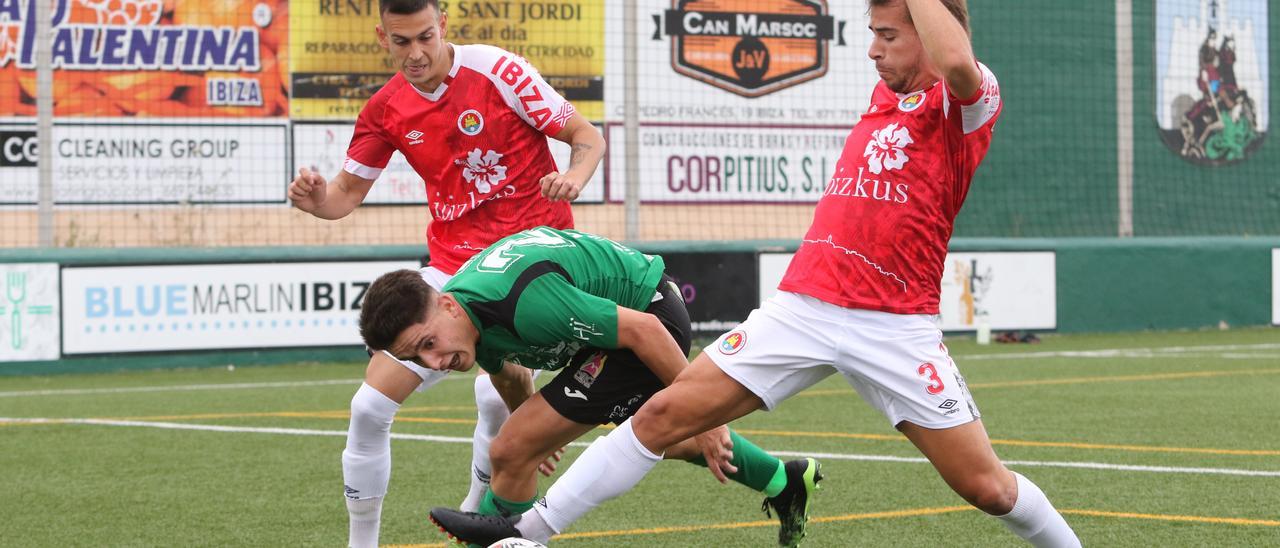 Villar y Losada acorralan al &#039;jordier&#039; Grimau, en una acción del derbi pitiuso.