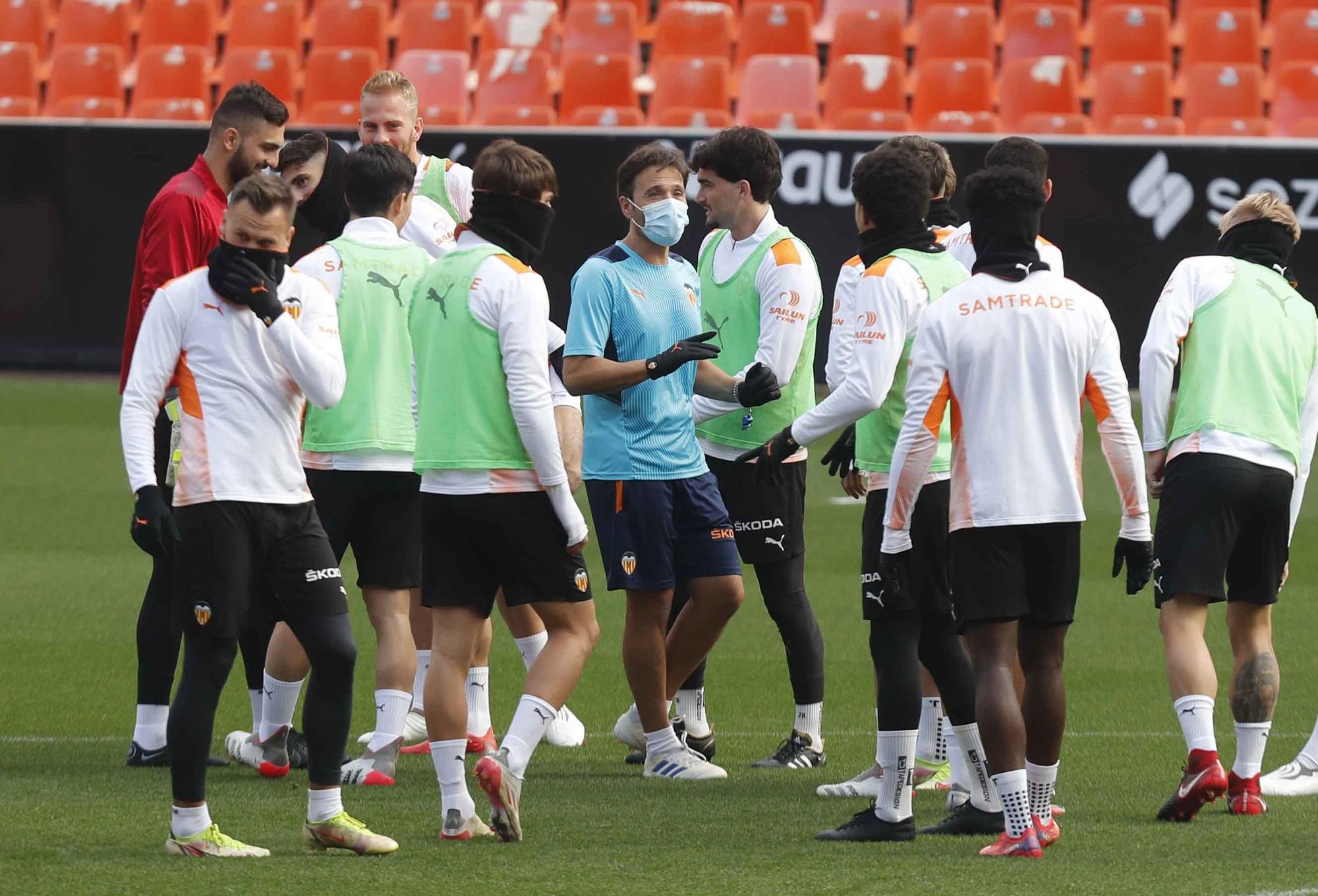 Última sesión del Valencia antes del derbi frente al Levante