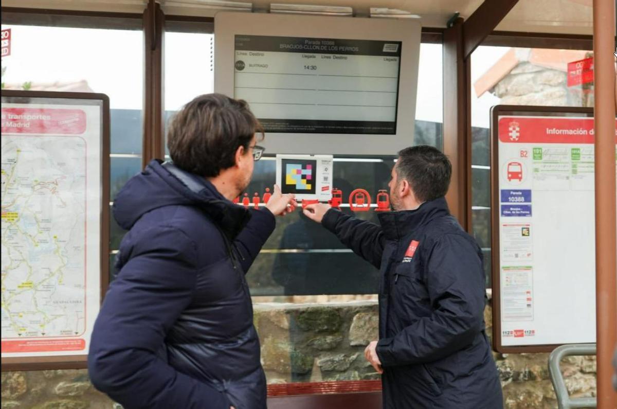 La Comunidad de Madrid instala nuevas marquesinas de autobús con calefacción en tres pueblos de la Sierra Norte para 8.000 habitantes. En la imagen, el consejero de la Presidencia de la Comunidad de Madrid, Migel Ángel García (c), visita Braojos.