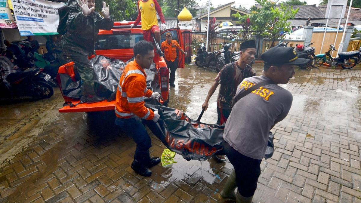 Equipos de rescate trasladan un cadáver, en Carita (Indonesia), tras el tsunami.