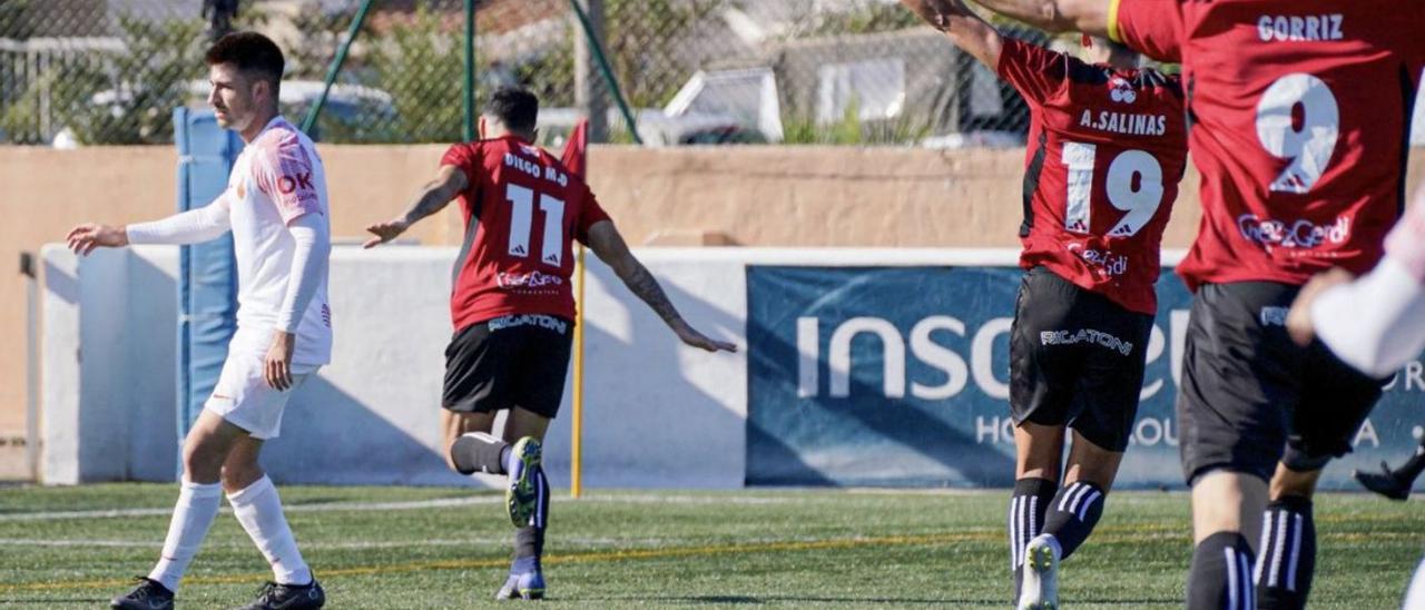 Diego Díaz, autor del tanto de la victoria del Formentera ante el Mallorca B, celebra su gol.