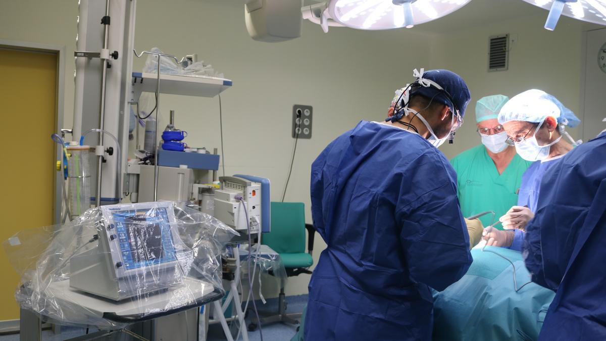 Intervención quirúrgica de tiroides en el Hospital Universitario de Lanzarote Doctor José  Molina Orosa.