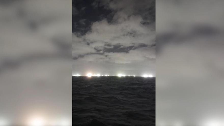 Así se ven los buques chinos en los caladeros frente a las costas argentinas