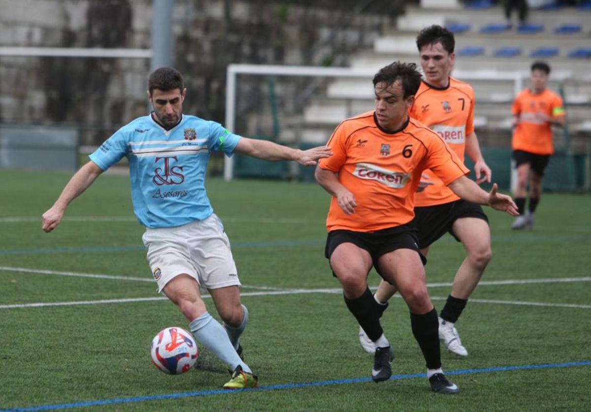 Mauro controla el balón ante un jugador del Porriño.