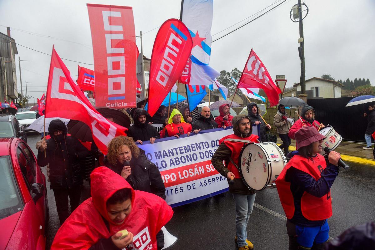 Manifestación de los trabajadores de Losán y Aserpal de Vilasantar a Curtis Manifestación de los trabajadores de Losán y Aserpal de Vilasantar a Curtis