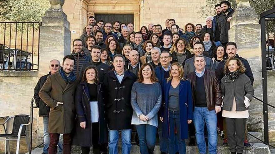 Foto de familia de los participantes en la Asamblea de Regidores de los Socialistas de Mallorca.