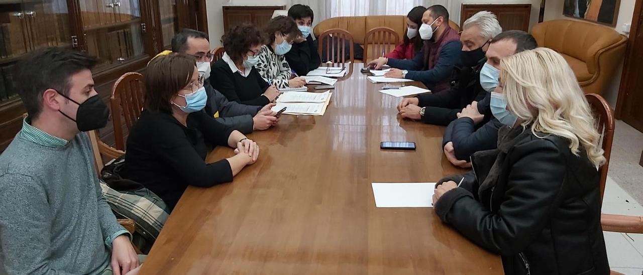 La alcaldesa, Xaro Miralles, ha encabezado la reunión con las oenegés, Benihort y el colectivo ucraniano.