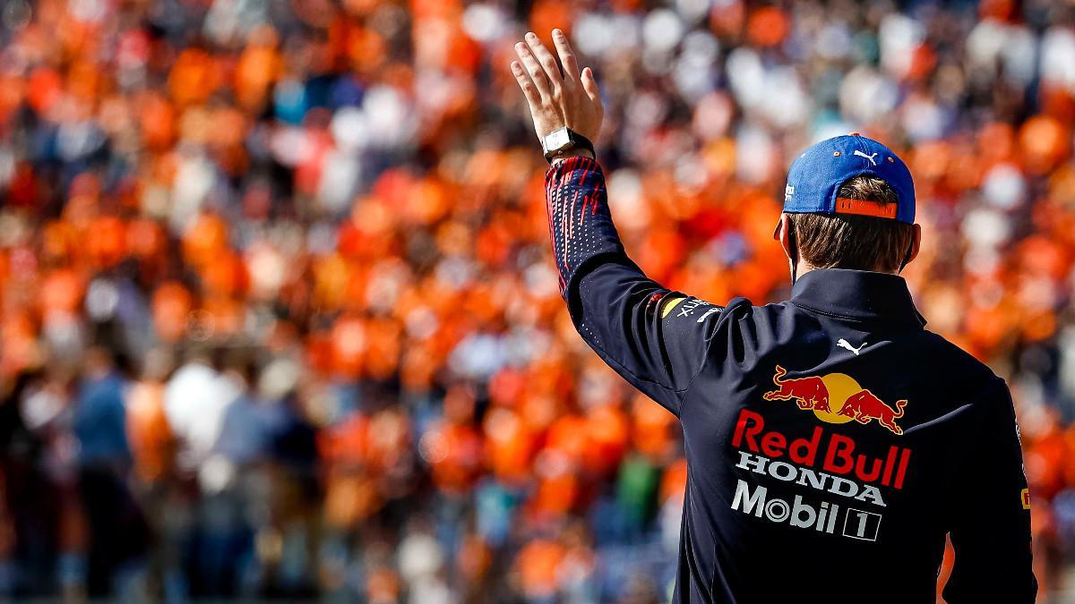 Max Verstappen saluda a los aficionados neerlandeses