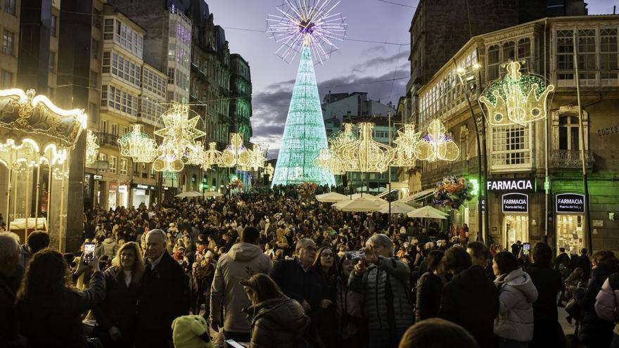 El centro de Vigo, lleno de gente, el viernes festivo en Portugal.  // Javier Teniente