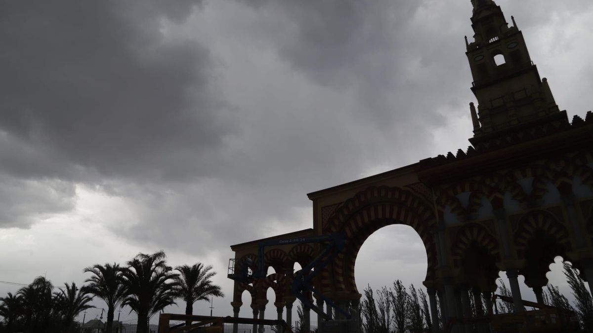 Lluvia y nubes sobre la portada de la Feria de Córdoba.