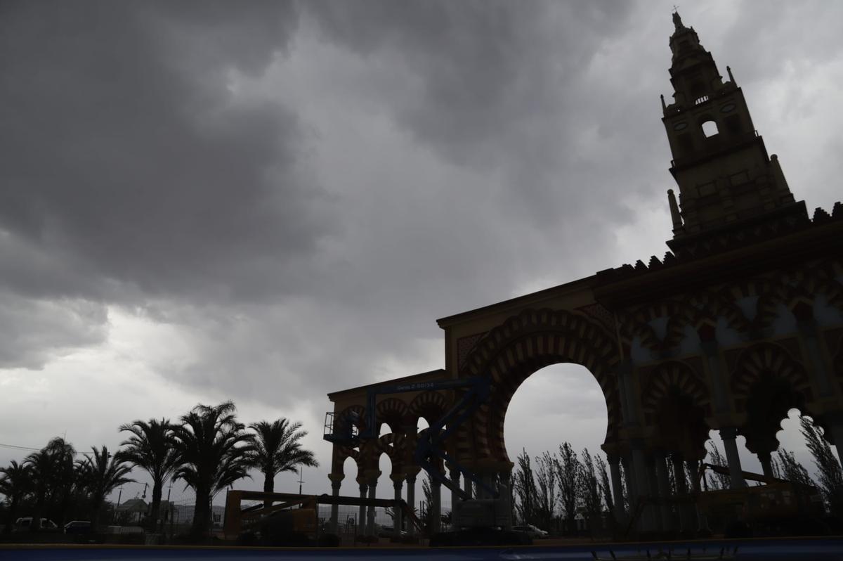 Lluvia y nubes sobre la portada de la Feria de Córdoba.