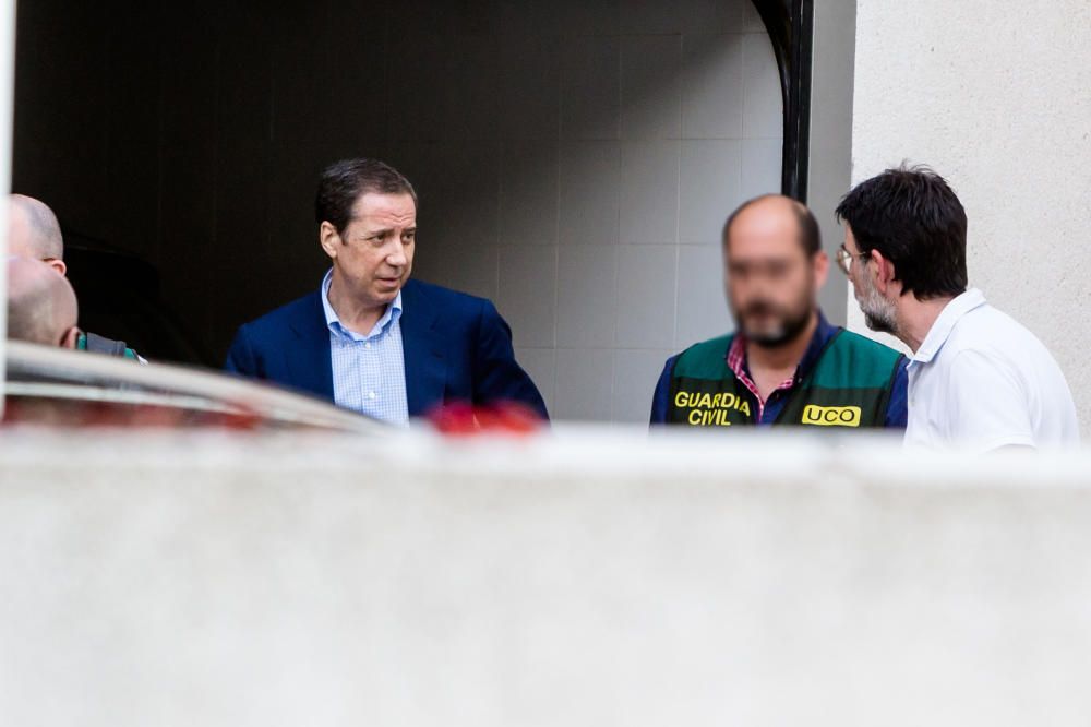 Zaplana llega a Benidorm escoltado por la Guardia Civil para el registro de su chalé