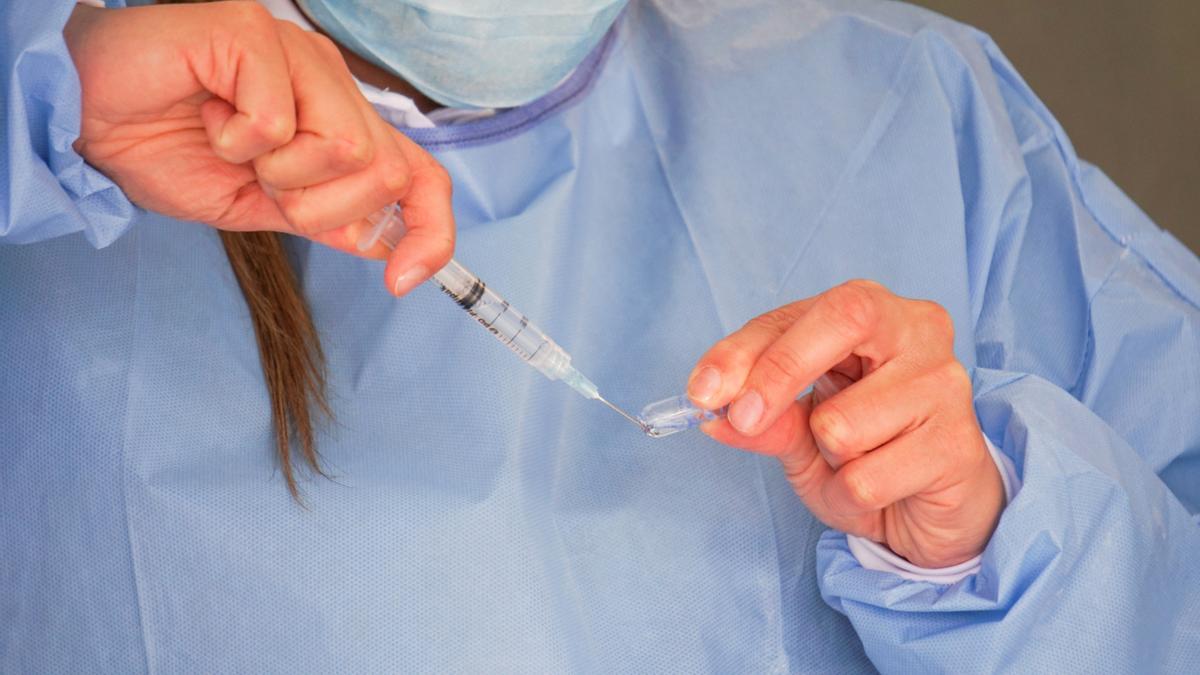 Sanidad administra 136.150 dosis de las tres vacunas en Canarias