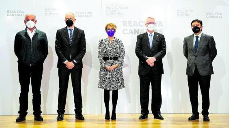 Elena Máñez posa, ayer, junto a los presidentes de las Cámaras de Comercio de la región. | | EL DÍA