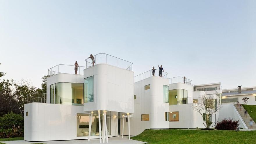 Piscinas, diseño nórdico y lujo: entramos en las casas de A Coruña que triunfan en las revistas de decoración