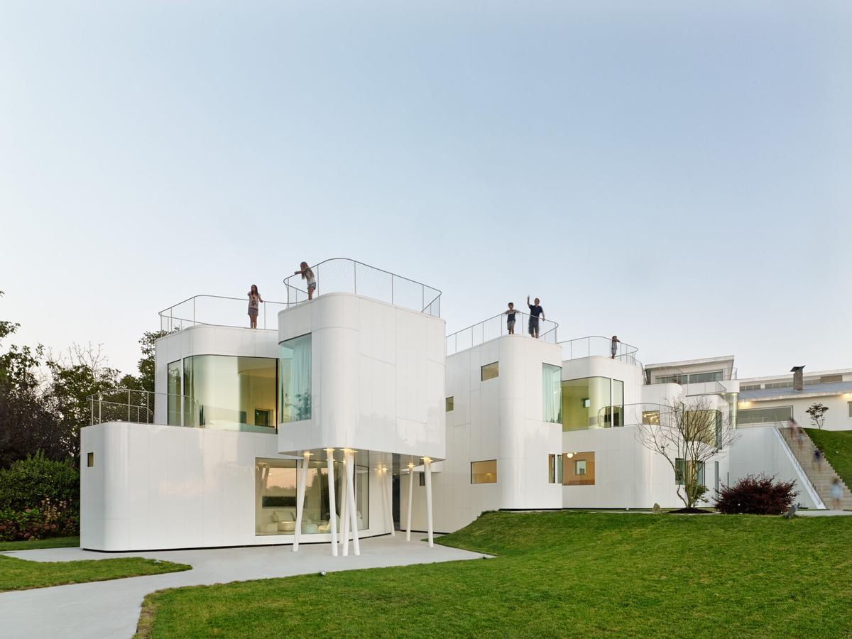 El exterior de la Casa V, del estudio DOSIS, una de las viviendas destacadas de A Coruña.