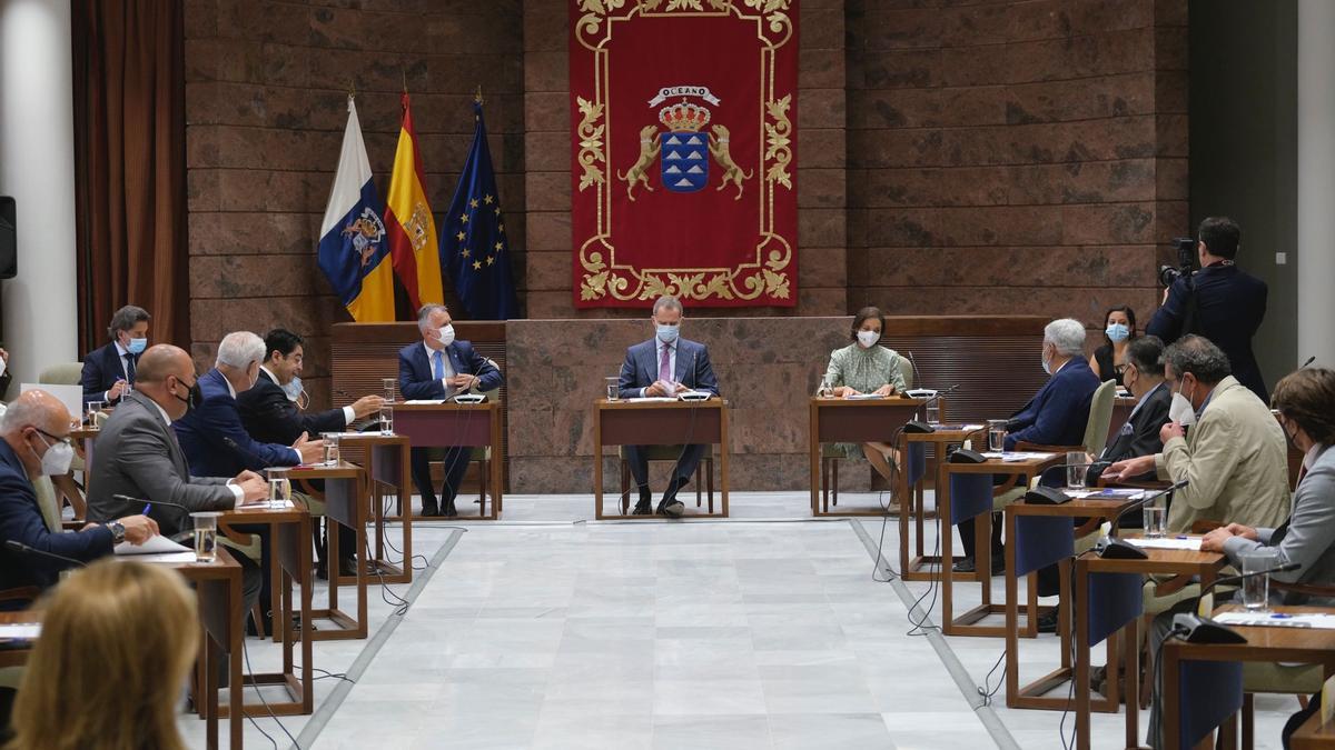 El Rey en un momento del encuentro con representantes del Consejo Canario de Turismo en el Parlamento de Canarias.