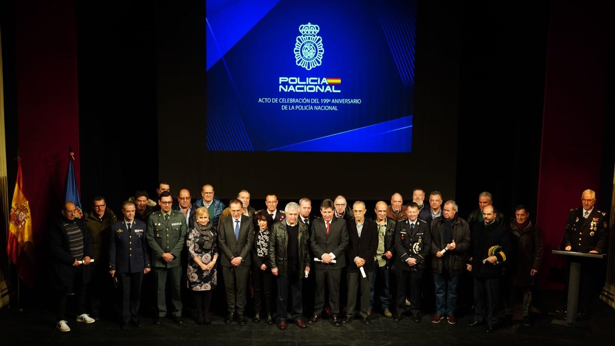 Foto de familia del acto de la Policía