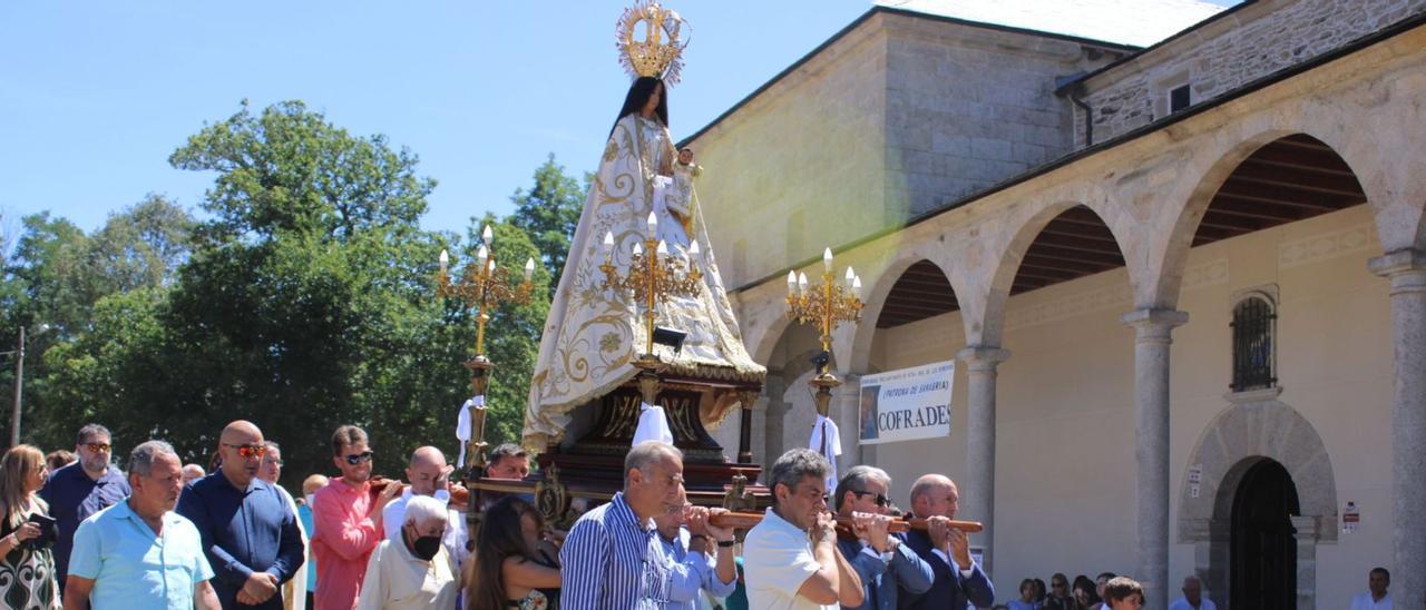 Los cargadores llevan a la virgen de Los Remedios en procesión. | A. Saavedra