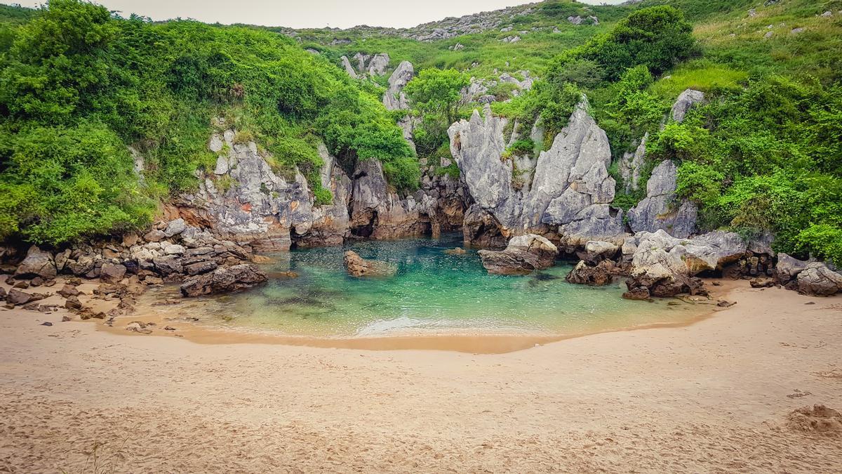 Playa de Gulpiyuri.