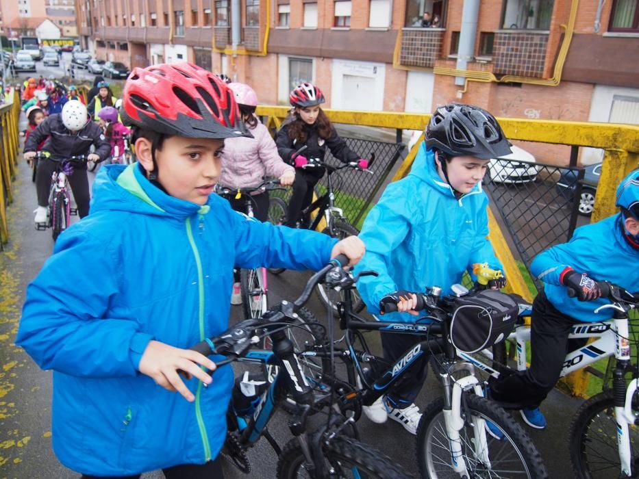 Los alumnos del Colegio Santa Bárbara de Lugones celebran el Día Mundial de la Bicicleta junto a Chechu Rubiera y Ángel García