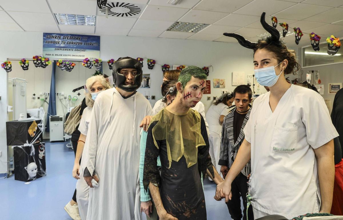 El Hospital de Sant Joan humaniza la atención al paciente oncológico con disfraces del personal de Enfermería y decoración de Halloween realizada por el Centro San Rafael El Hospital de Sant Joan humaniza la atención al paciente oncológico con disfraces del personal de Enfermería y decoración de Halloween realizada por el Centro San Rafael