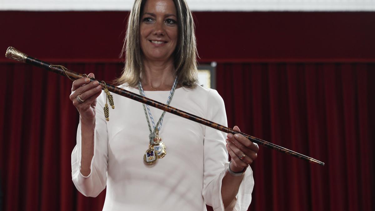 La alcaldesa reelegida de Lugo, Lara Méndez, sostiene el bastón de mando municipal