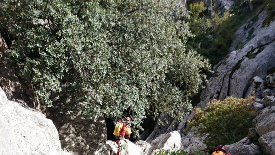 Momento en el que los miembros de la Unidad de Rescate en Montaña de Málaga se dirigen a la sima del Republicano, en la Sierra de Grazalema.