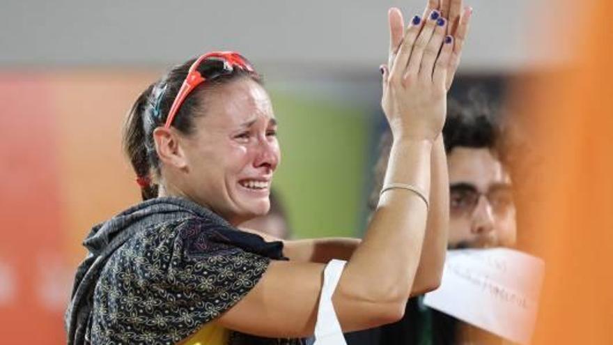 Liliana Fernández saluda al público tras su derrota ante Rusia.