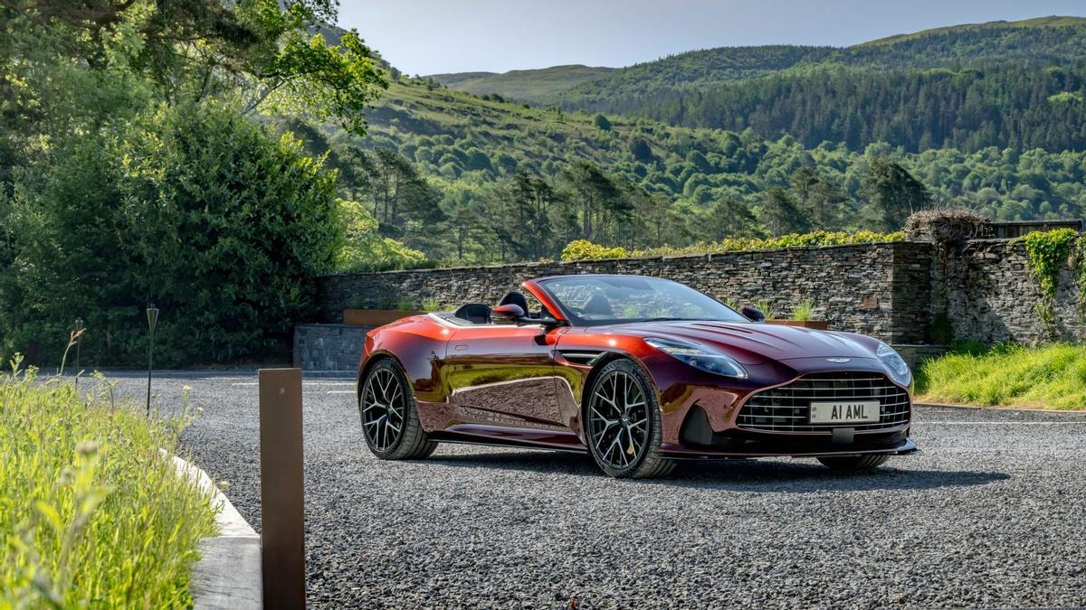 Aston Martin en un pueblo de Snowdonia, Gales.