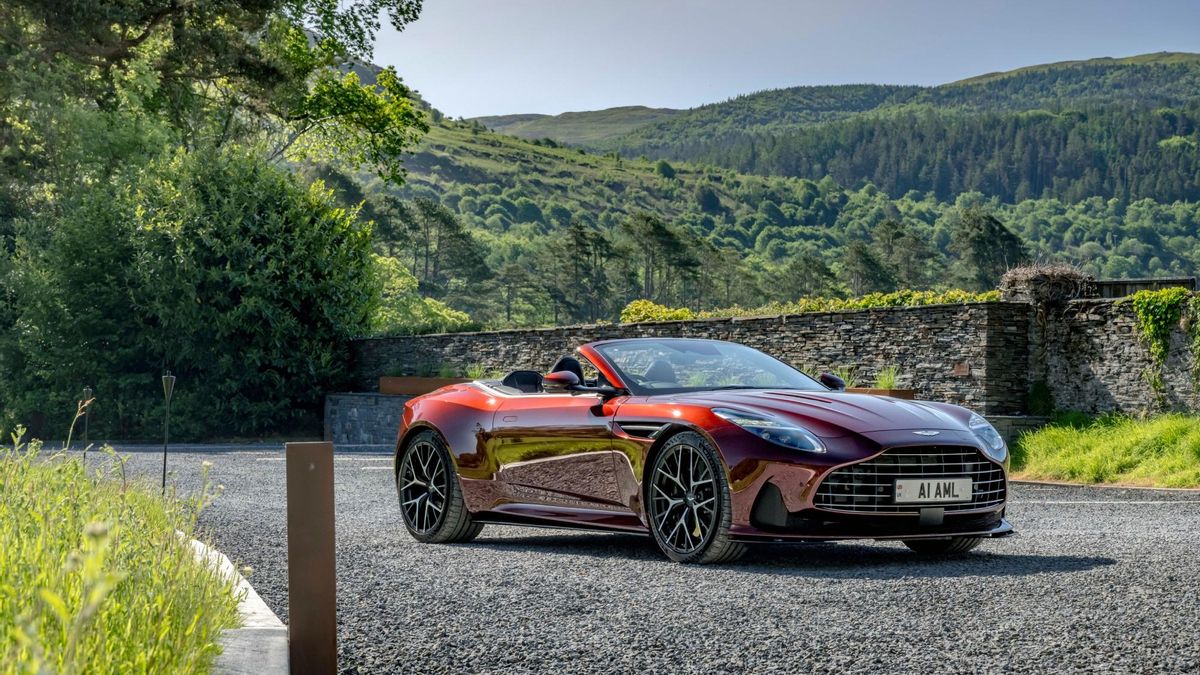 En Snowdonia la música suena mejor conduciendo un Aston Martin