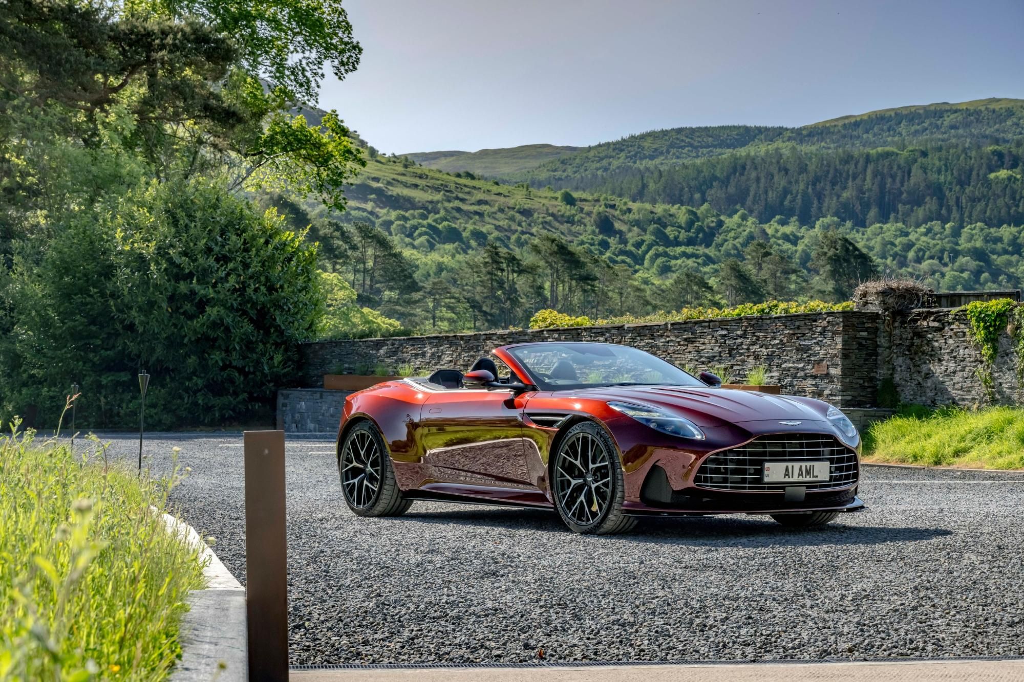 Aston Martin en un pueblo de Snowdonia, Gales.