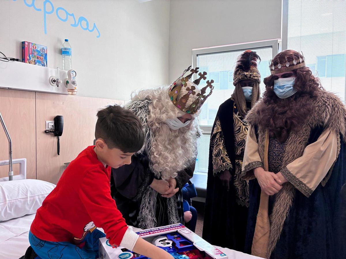 Visita de los Reyes Magos al Hospital del Vinalopó este viernes