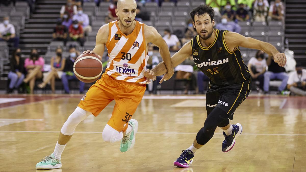 Álex Hernández, defendido por Lluis Costa, en el partido en Granada