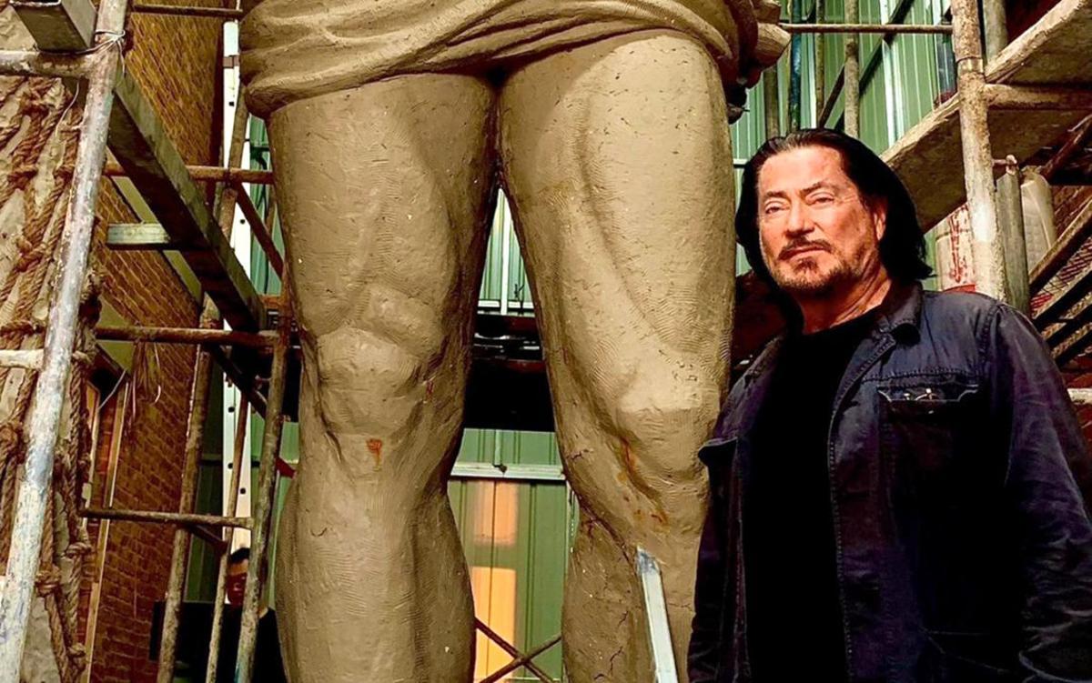 Serrán, con su obra 'Neptuno'