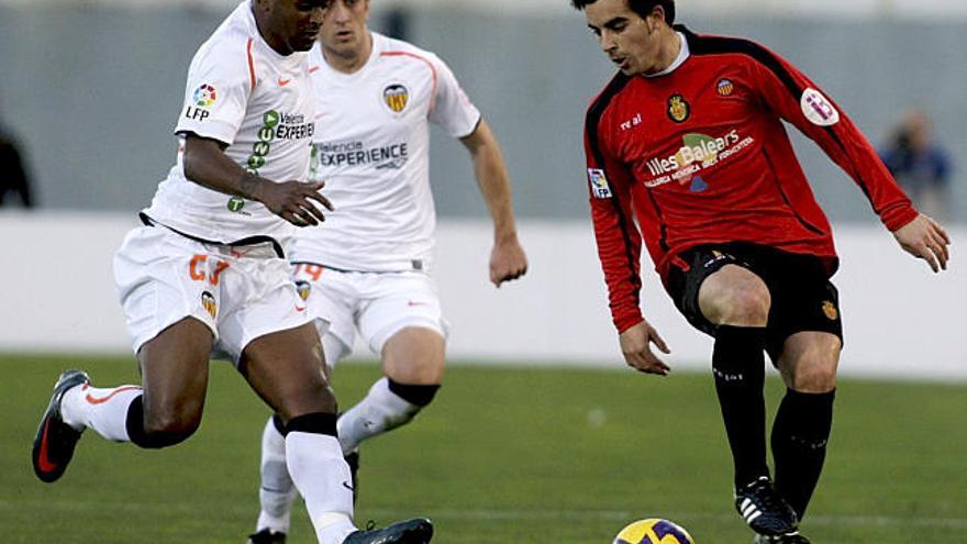 El defensa portugués del Valencia CF Luis Miguel Brito disputa el balón al central del RCD Mallorca José Manuel Jurado durante el partido perteneciente a la vigésima jornada de liga disputada esta noche en el Ono estadio de la capital balear. EFE/ALONSO M. GAMERO