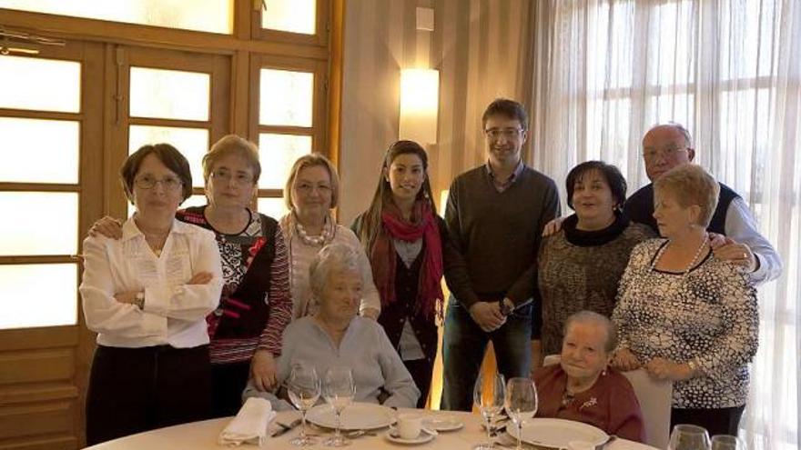 Sentadas, Josefa Estévez Puga y Rosario Estévez Martínez, homenajeadas  en el VIII Encuentro de Mujeres de San Martín.