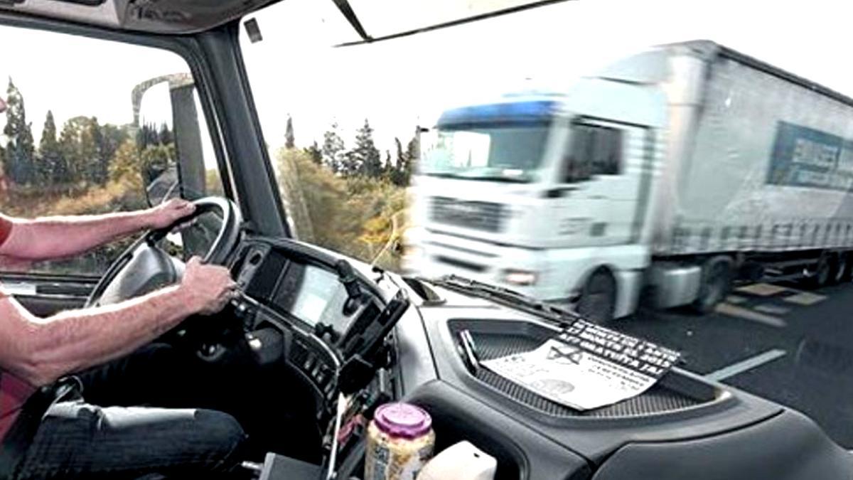 Un conductor al volante de su camión.