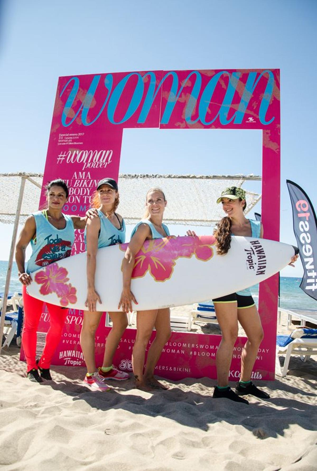 Las participantes del 'Bloomer's Day' dieron clases de surf