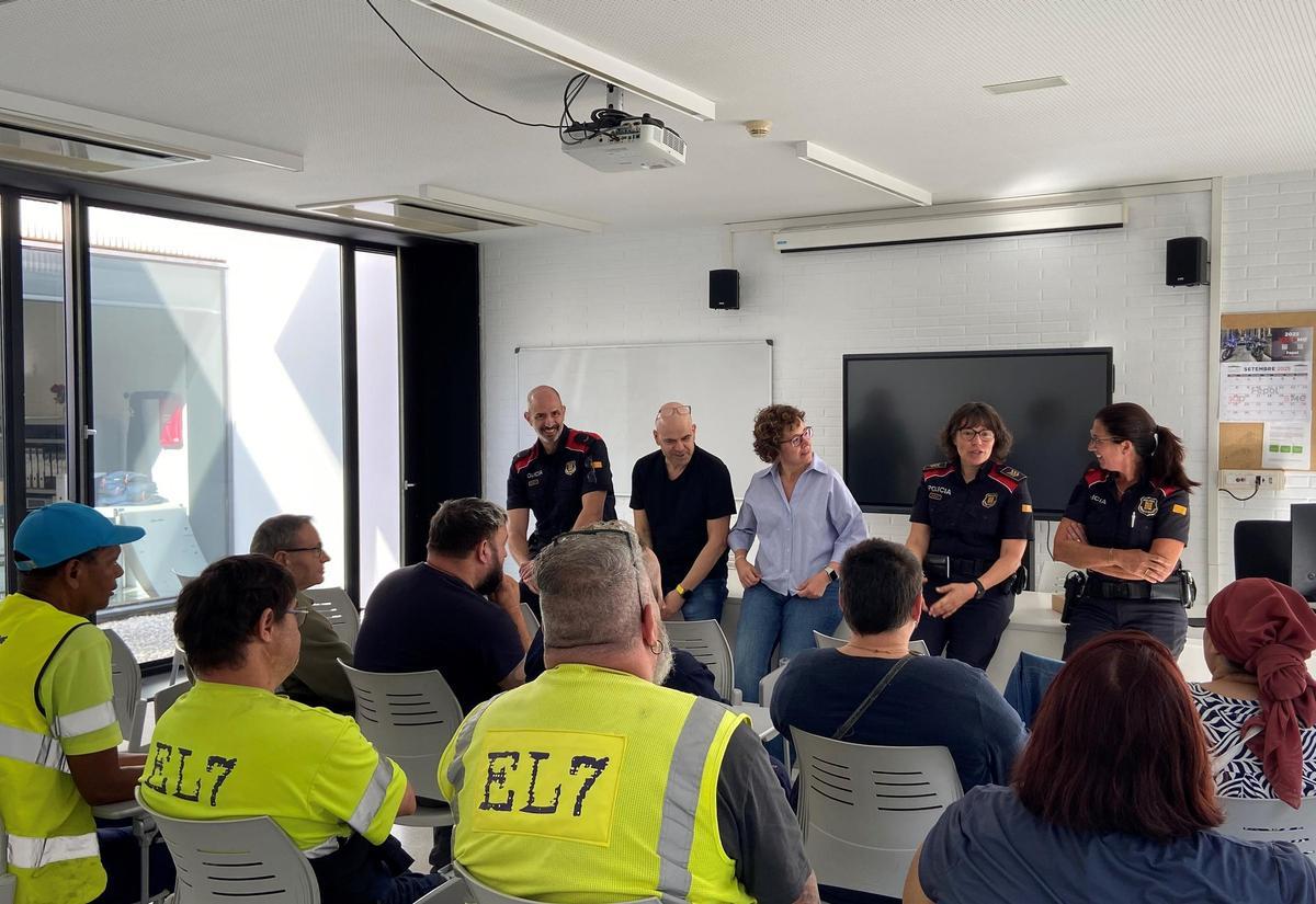 Els Mossos amb membres de la Fundació el dia de l'entrega del material a Salt.