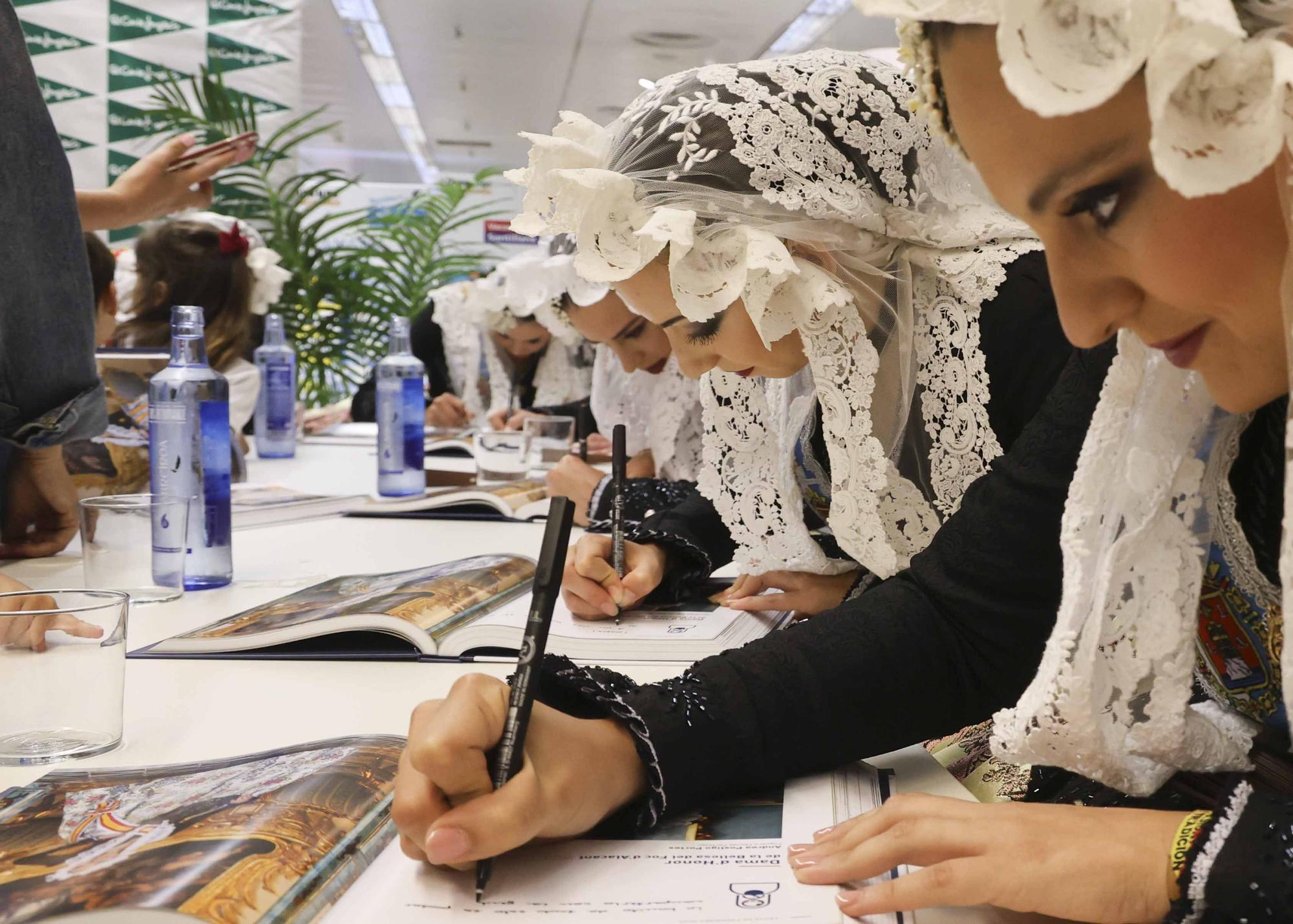 Les Belleas del Foc y sus Damas de Honor firman el Festa de Fogueres en El Corte Inglés