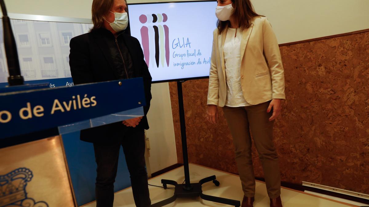 Javier Mahía y Nuria Delmiro en la presentación del informe.