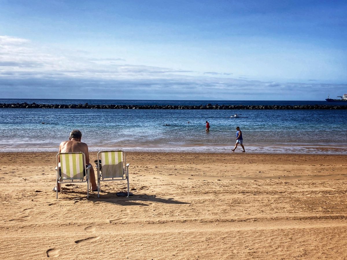 Un bañista se refresca en una playa esta ola de calor en Tenerife.