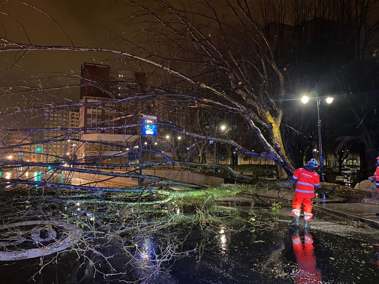 En imágenes: La segunda jornada del temporal azota Gijón