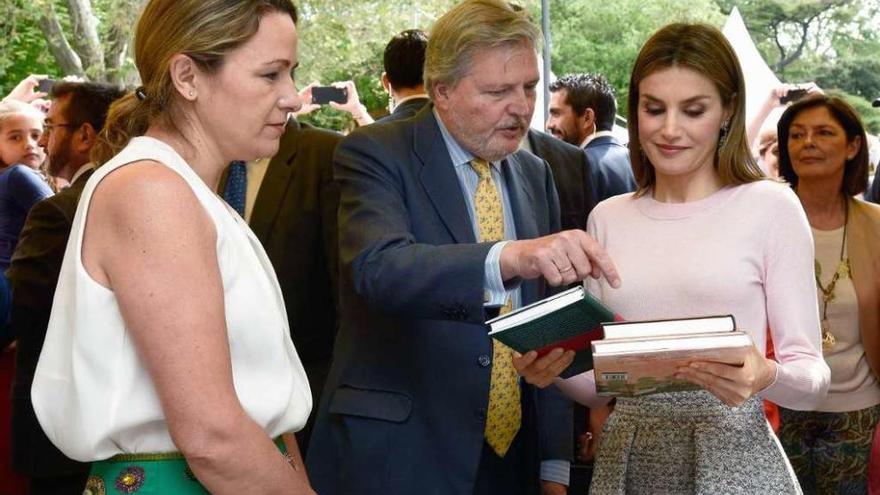Doña Letizia recibe varios libros de manos del titular de Cultura en funciones Íñigo Méndez de Vigo. // Efe